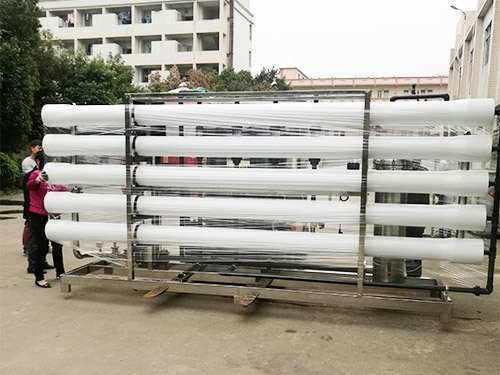 反渗透纯水处理设备的工作原理与特点